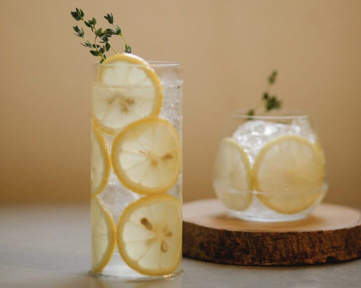 WARUM IST ES WICHTIG, VIEL WASSER ZU TRINKEN? VORTEILE FÜR HAUT UND GESUNDHEIT